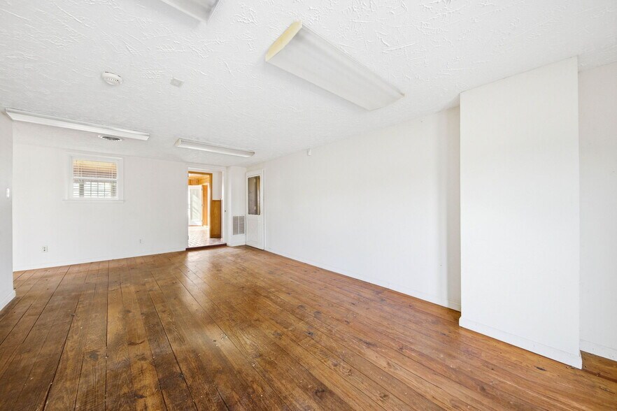 More Photos Of 803 E Broadway Blvd, Jefferson City Warehouse For Sale