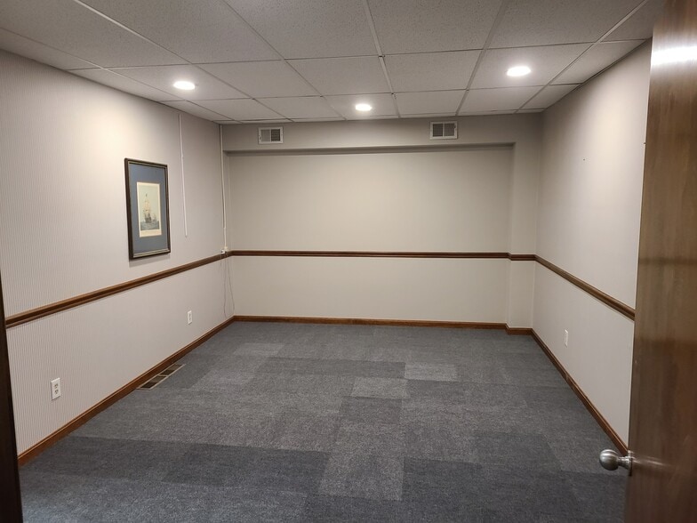 More Photos Of 2701-2709 Washington ave, Evansville Office For Sale