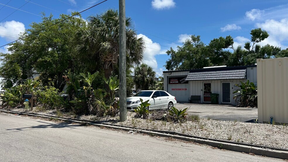 More Photos Of 2080 20th St, Sarasota Warehouse For Lease