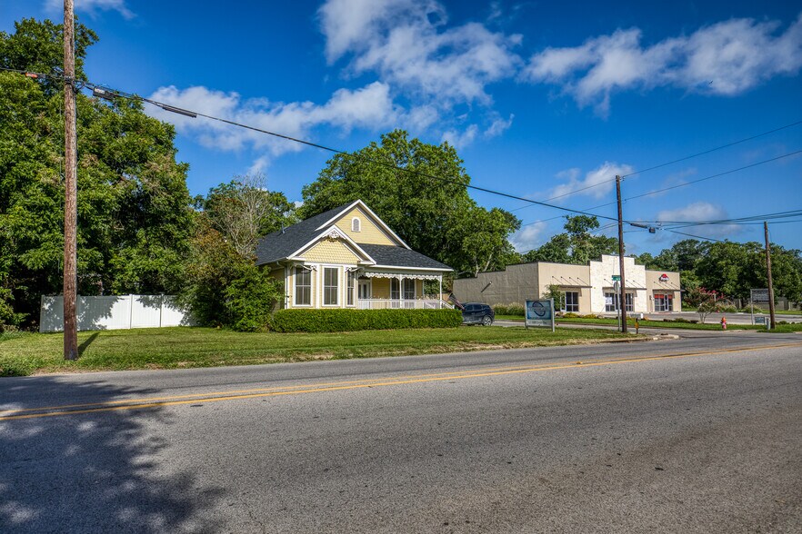 More Photos Of 1600 S Day St, Brenham Medical For Sale