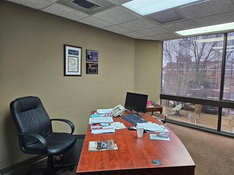 More Photos Of 113 W Public Sq, Glasgow Office For Sale
