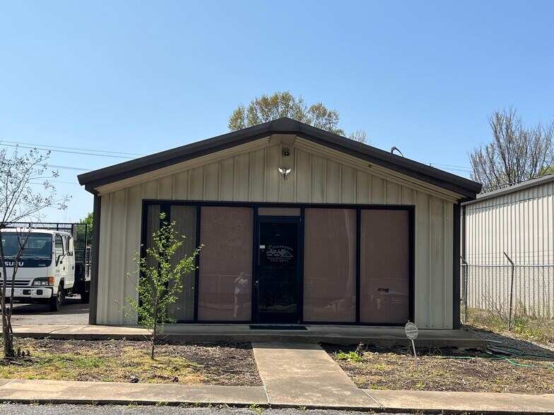 More Photos Of 4277 Pidgeon Roost Rd, Memphis Service For Sale