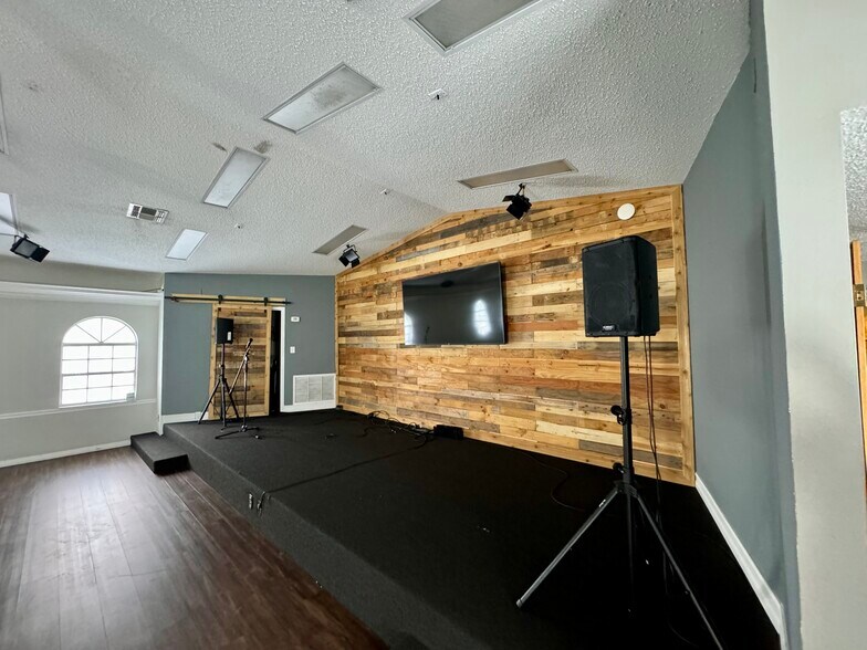 More Photos Of 2400 S Goldenrod Rd, Orlando Religious Facility For Sale