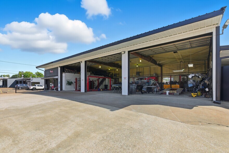 More Photos Of 413 Center St, Deer Park Industrial For Lease