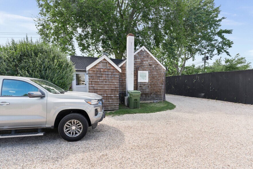 More Photos Of 30 Race Ln, East Hampton Office For Sale