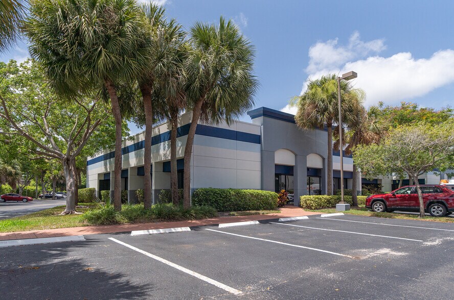 More Photos Of 776-858 S Military Trl, Deerfield Beach Research And Development For Lease