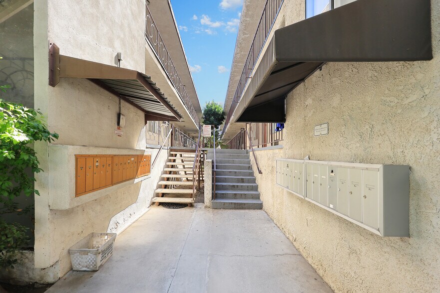 More Photos Of 332 Riverdale Dr, Glendale Apartments For Sale