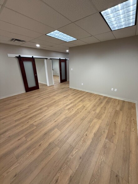 More Photos Of 8435 Keystone Crossing, Indianapolis Office For Lease