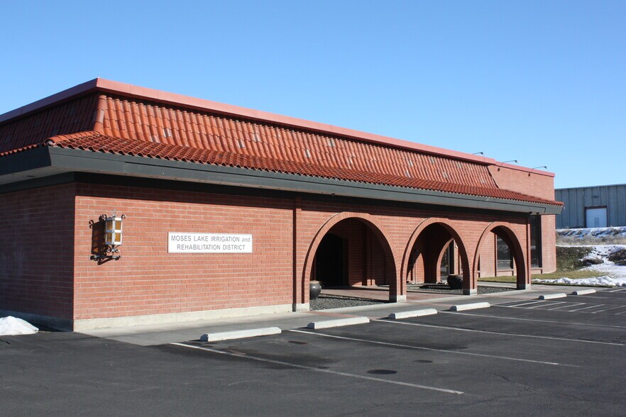 More Photos Of 934 E Wheeler Rd, Moses Lake Showroom For Sale