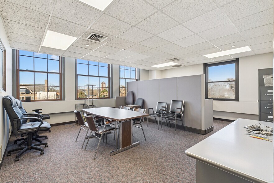 More Photos Of 511 E 5th St, Waterloo Office For Lease