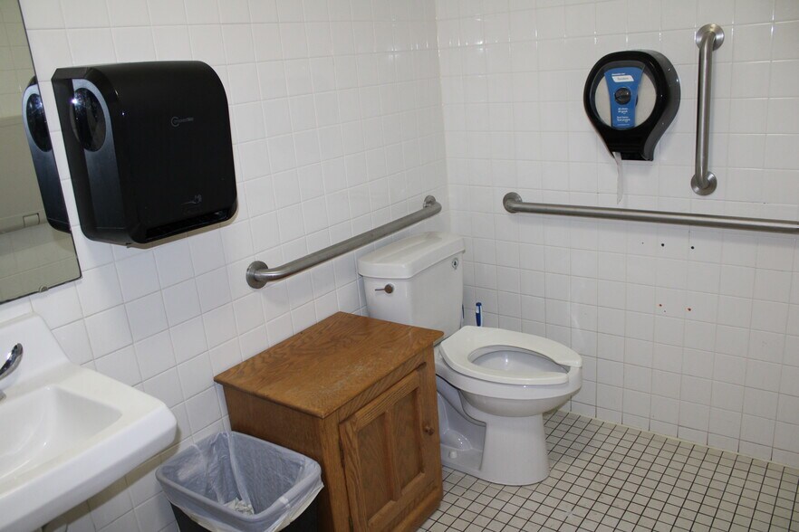 More Photos Of 160 W Scott St, Fond Du Lac General Retail For Sale