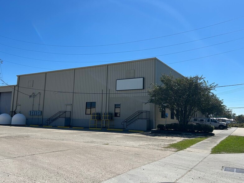 More Photos Of 755 Airline Dr, Kenner Warehouse For Lease