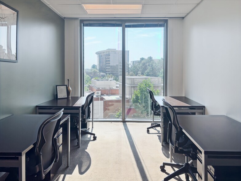 More Photos Of 21 Waterway Ave, The Woodlands Coworking Space