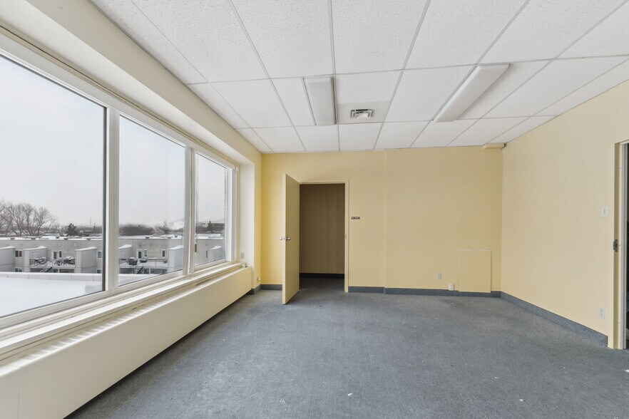 More Photos Of 3440-3444 Rue Ontario E, Montréal Office For Lease