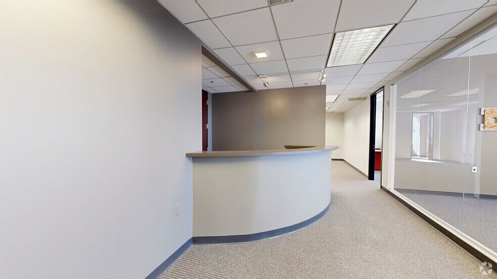 More Photos Of 300 W Pratt St, Baltimore Office For Sale
