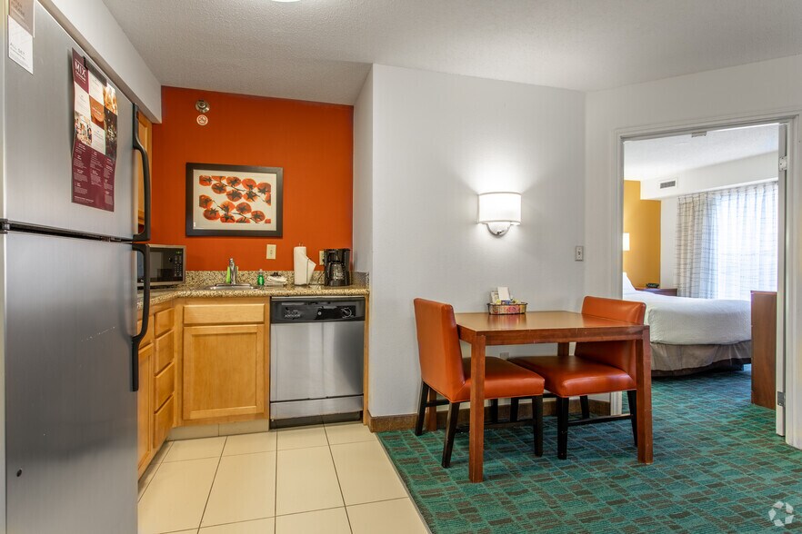 More Photos Of 9765 Crosspoint Blvd, Indianapolis Hotel For Sale