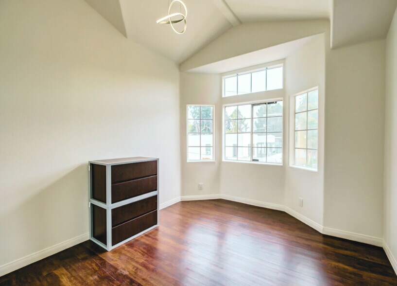 More Photos Of 2370 Portland St, Los Angeles Apartments For Sale