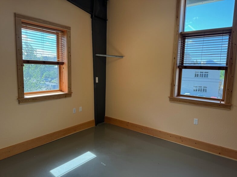 More Photos Of 120 Shelton McMurphey Blvd, Eugene Office For Lease