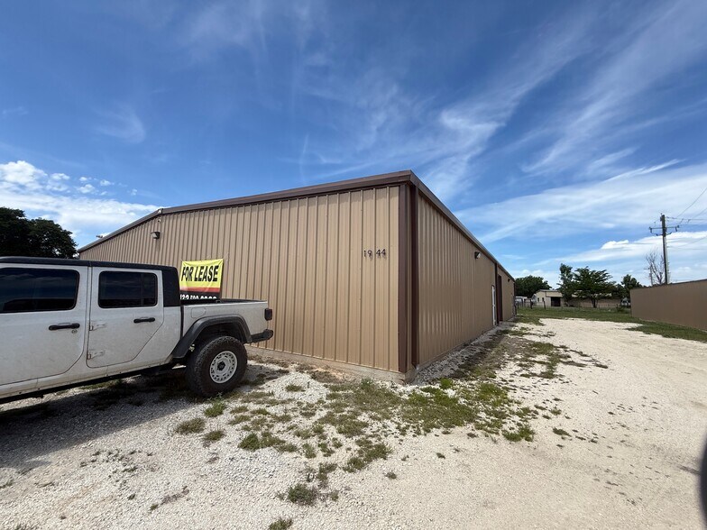 More Photos Of 1814 N Access Rd, Clyde Distribution For Lease