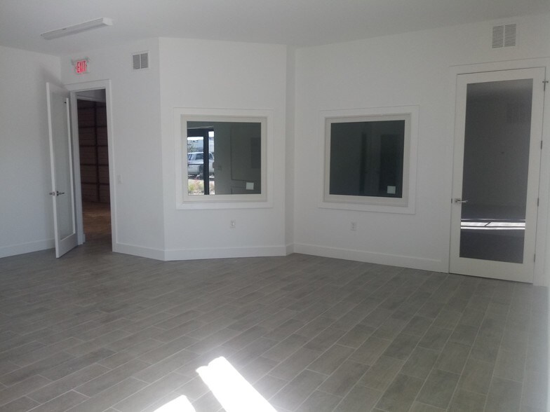 More Photos Of 19200 Peachland Blvd, Port Charlotte Warehouse For Lease