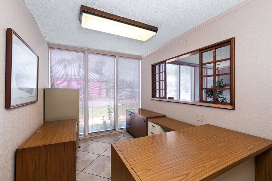 More Photos Of 2165 15th Ave, Vero Beach Office For Lease