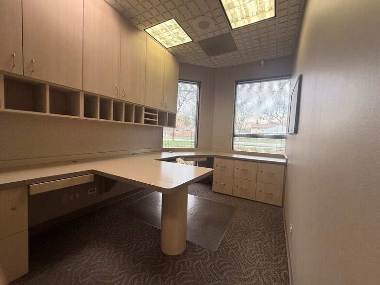 More Photos Of 600 W Lake Cook Rd, Buffalo Grove Medical For Lease