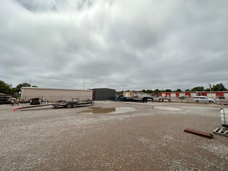 More Photos Of 1301 S 3rd St, Chickasha Distribution For Lease
