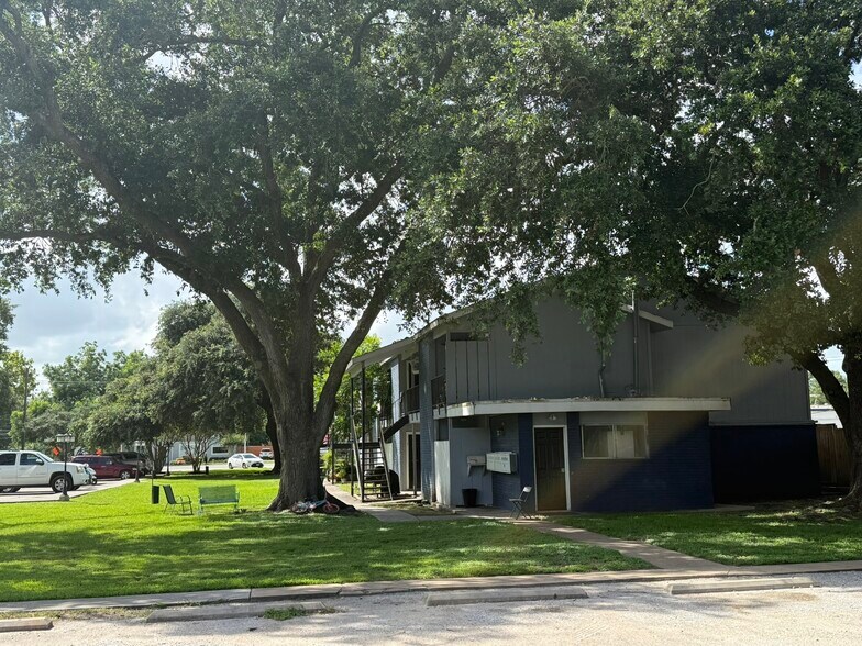 More Photos Of 1101 E Main St, League City Apartments For Sale