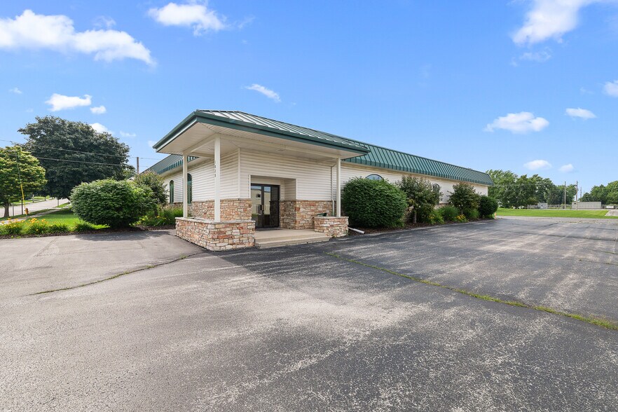 More Photos Of 1828 Park Ave, New Holstein Light Distribution For Sale