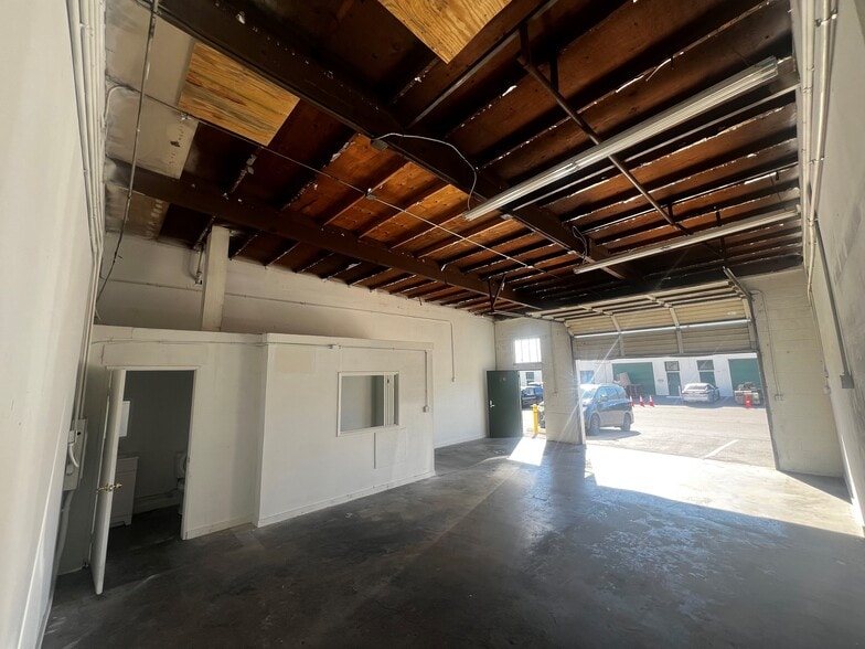More Photos Of 12770 Pierce St, Pacoima Warehouse For Lease