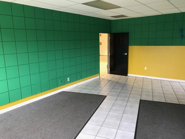 More Photos Of 9 Westport Ct, Bloomington Warehouse For Sale