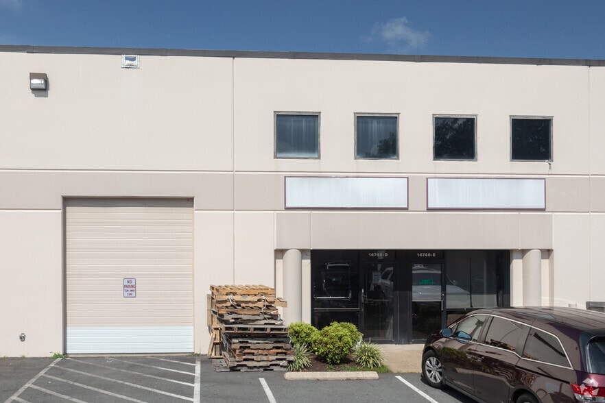 More Photos Of 14740 Flint Lee Rd, Chantilly Light Manufacturing For Lease