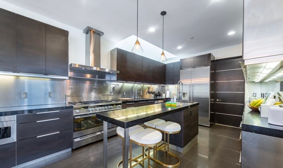 More Photos Of 12148 Travis St, Los Angeles Healthcare For Lease