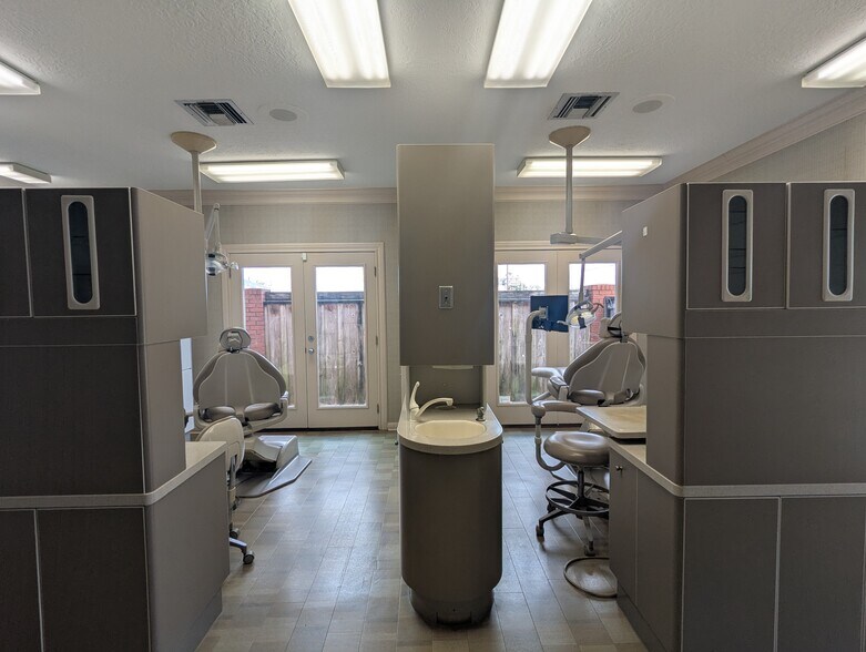 More Photos Of 3635 Eastex Fwy, Beaumont Office For Sale