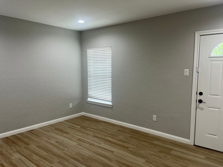 More Photos Of 715 Kane St, Tomball Office Residential For Lease