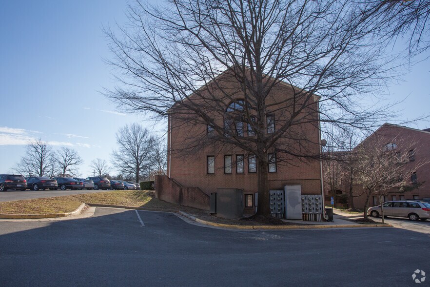 More Photos Of 9300-9306 Old Keene Mill Rd, Burke Loft Creative Space For Lease