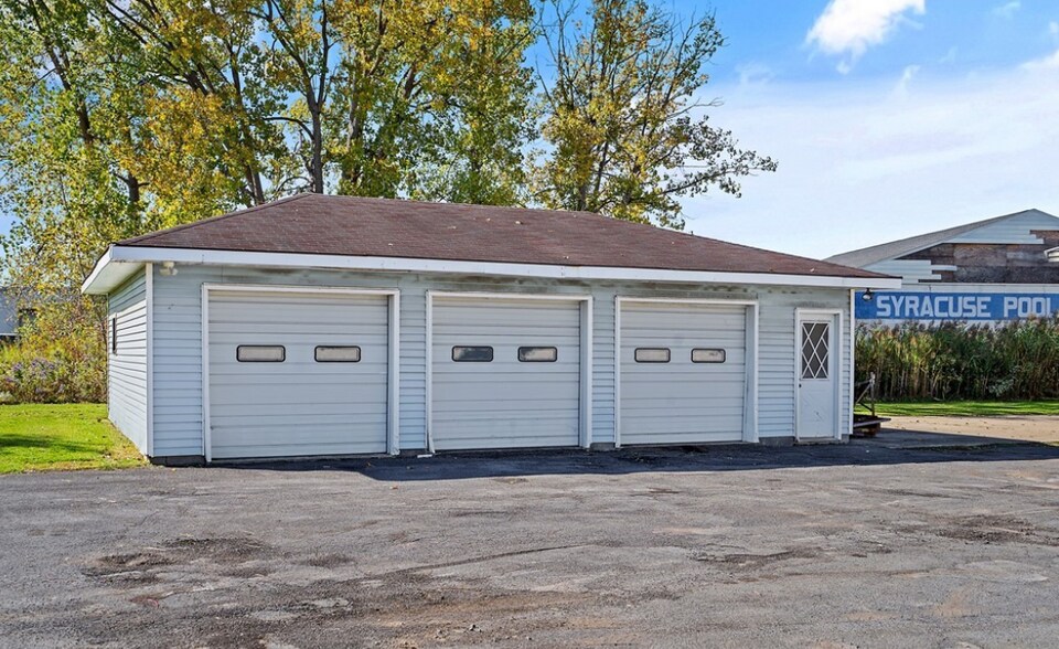 More Photos Of 8125-8127 Thompson Rd, Clay Industrial For Lease