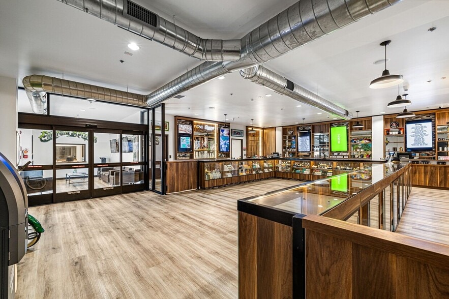 More Photos Of 560 S Williams Rd, Palm Springs Showroom For Sale