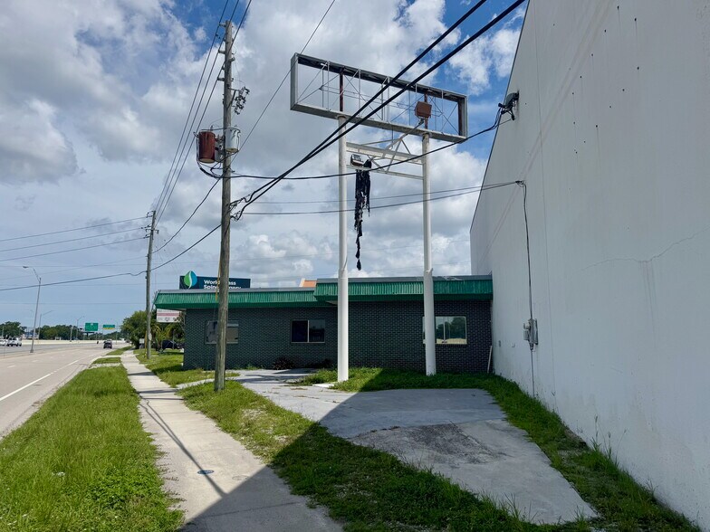 More Photos Of 13755 U.S. Highway 19 N, Clearwater Warehouse For Lease