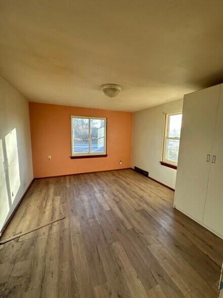 More Photos Of 239 Grand Ave, Waterloo Specialty For Sale