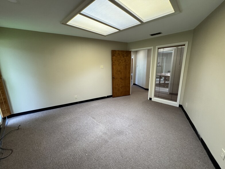 More Photos Of 1208 S Chestnut St, Lufkin Showroom For Sale