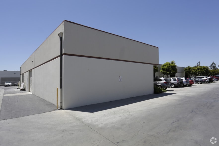 More Photos Of 230 E Dyer Rd, Santa Ana Manufacturing For Lease