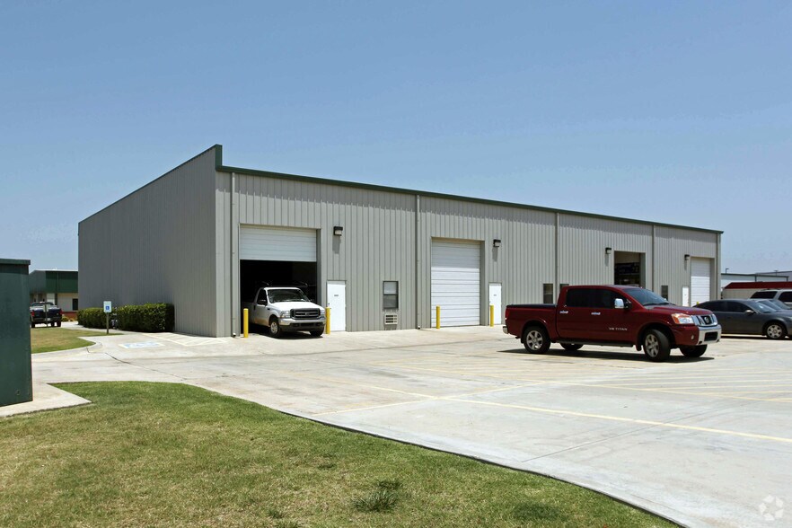Primary Photo Of 3343-3359 Deskin Dr, Norman Service For Lease