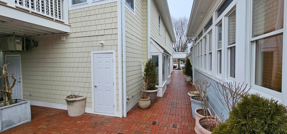 More Photos Of 64 Jobs Ln, Southampton Storefront Retail Office For Lease