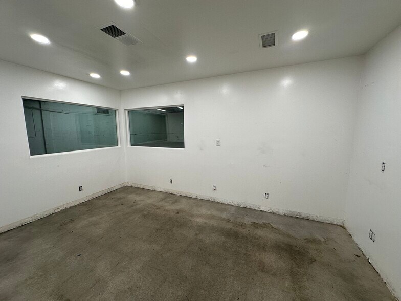 More Photos Of 9036 Owensmouth Ave, Canoga Park Manufacturing For Lease