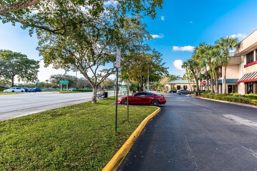 More Photos Of 270-330 S University Dr, Plantation Office For Lease