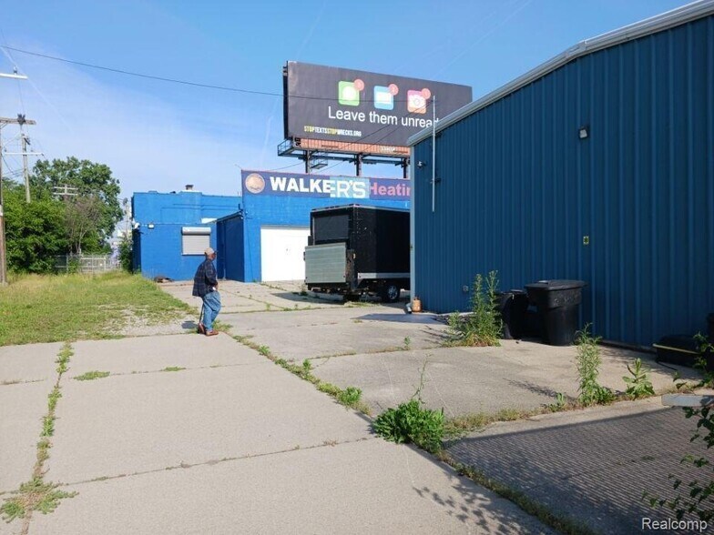 More Photos Of 15921 W 8 Mile Rd, Detroit Flex For Sale