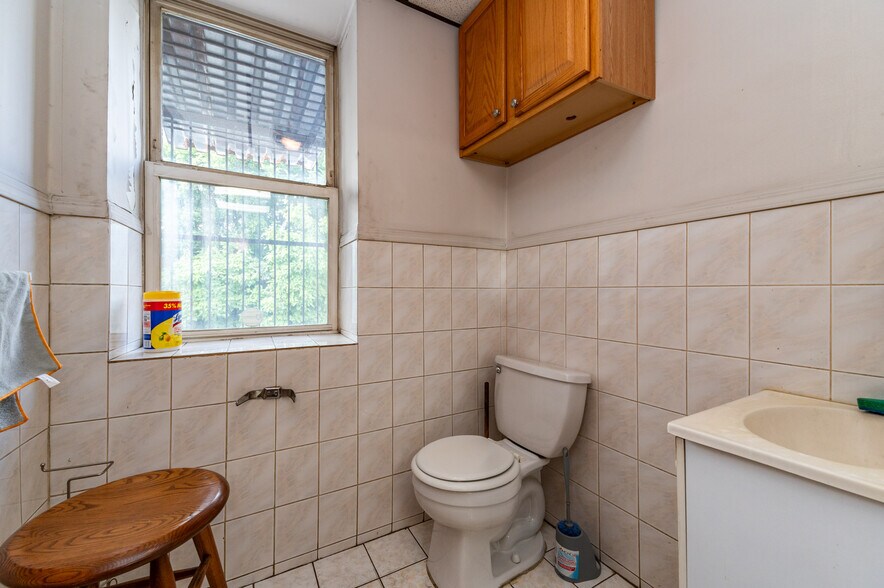 More Photos Of 335-337 E Jersey St, Elizabeth Distribution For Sale