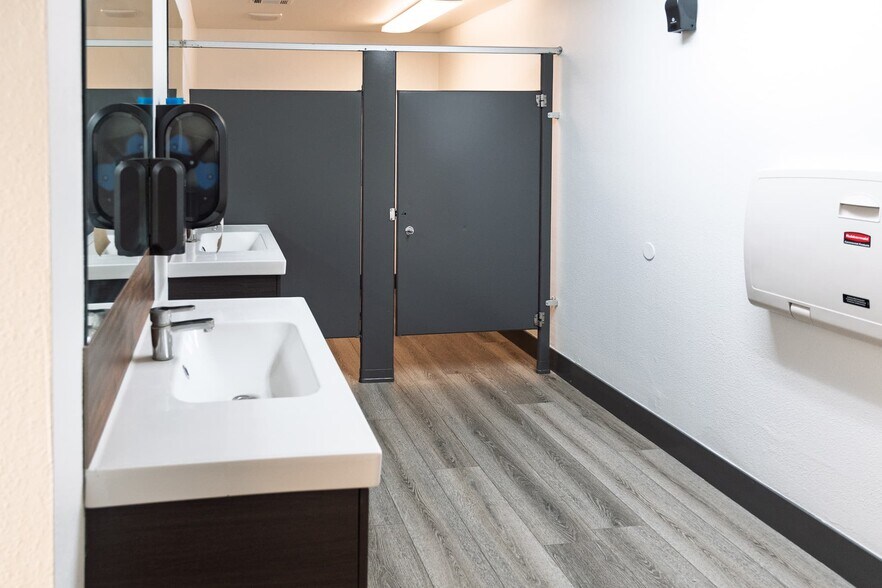 More Photos Of 3105 E Sahara Ave, Las Vegas Auto Repair For Lease