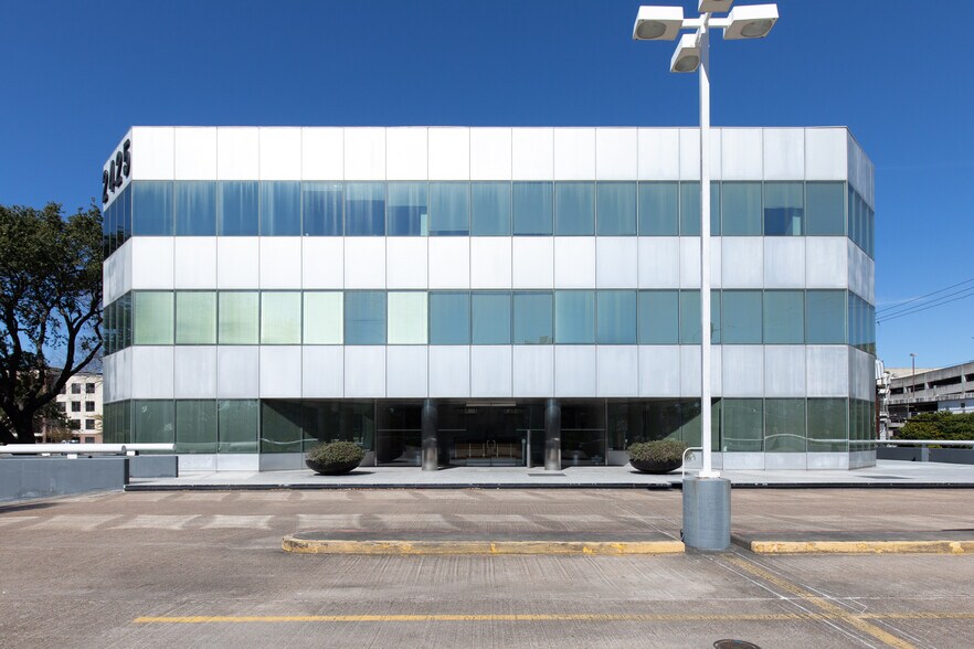 More Photos Of 2425 Fountain View Dr, Houston Office For Lease